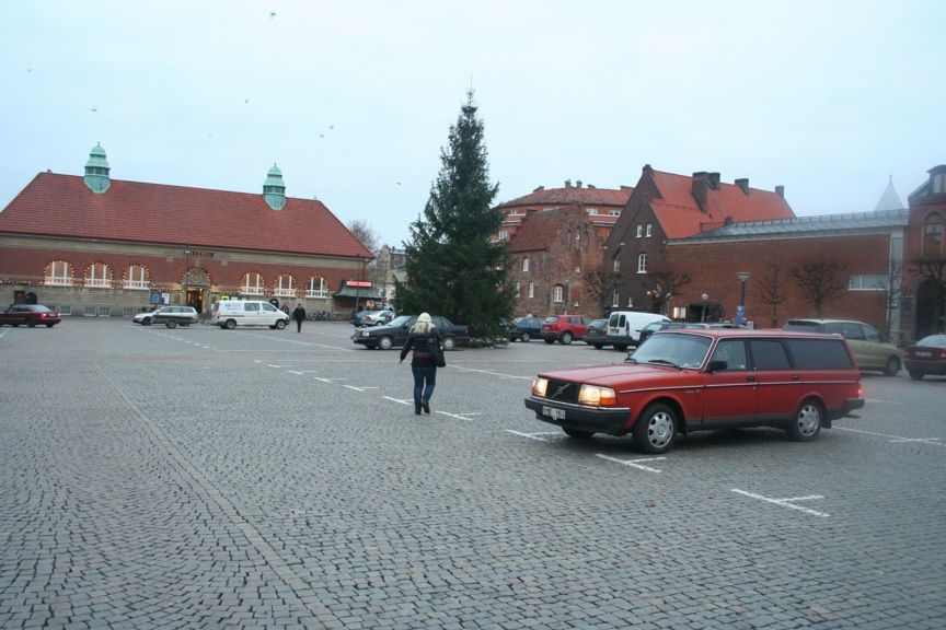 Parkering i Lund med bymiljø og parkerte kjøretøy