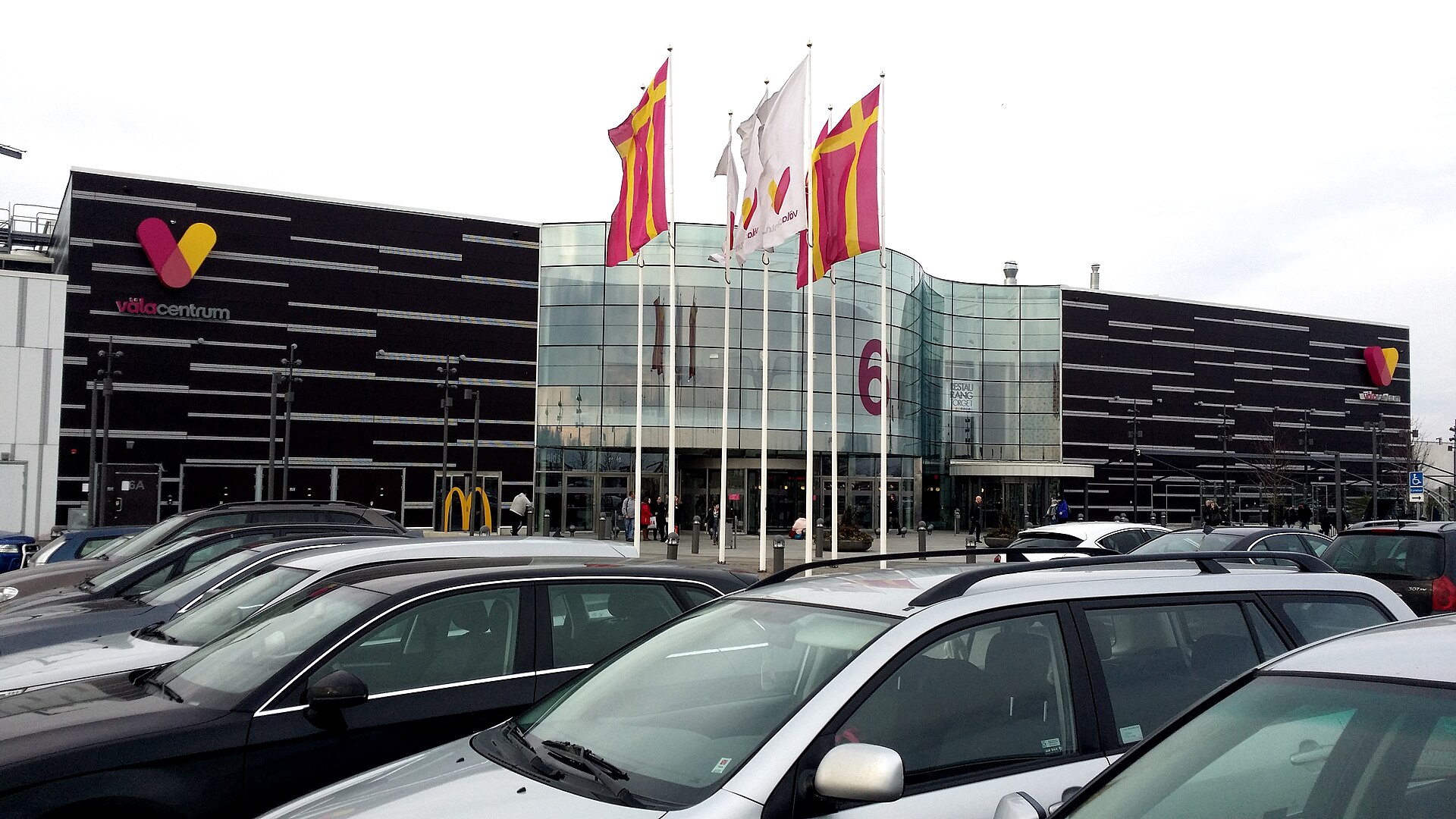 Väla Centrum med inngang og parkeringsareal